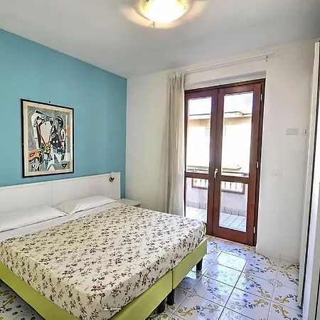 Lägenhet In Sleeps 2 Includes Air Con *