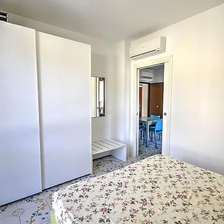 Lägenhet In Sleeps 2 Includes Air Con